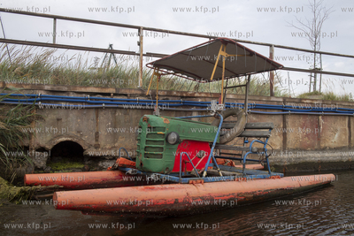 Nietypowa łódź zacumowana w Stoczni Cesarskiej w...