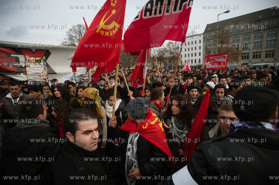 Berlin. Demonstracja grup lewicowych i antyfaszystow...