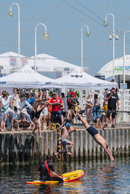 Sopot. 12. Charytatywny skok z molo do morza dla Moniki...