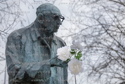 Złożenie kwiatów pod pomnikiem Władysława Bartoszewskiego....
