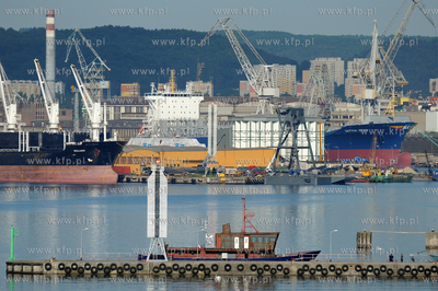 Port w Gdyni. Widok z promu Stena Baltica. n/z 196-metrowy...
