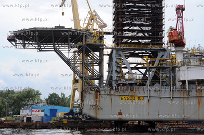 Samopodnosna platforma wiertnicza ENSCO100 przechodzi...