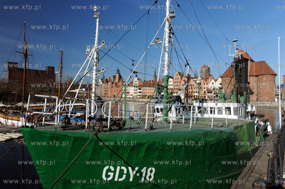 Gdansk. Kutry rybackie, w tle Dlugie Pobrzeze, gotycki...