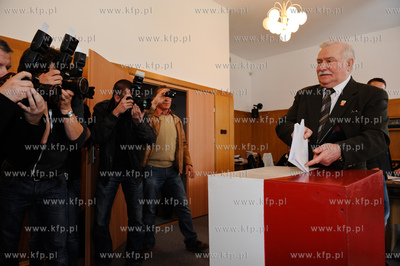 Gdansk. Wybory parlamentarne. Glosuje Lech Walesa z...