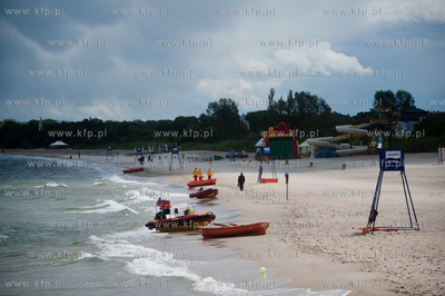 Gdansk. Plaza w Brzeznie. Silny wiatr i niskie temperatury...
