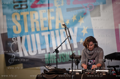 Gdansk. Plac przed Galeria Przymorze. Swiecaca pustkami...