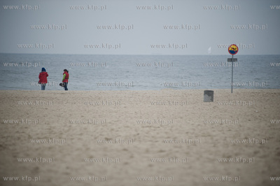 Deszczowa, jesienna pogoda na plazy i ulicach Gdyni.
11.09.2013
fot....