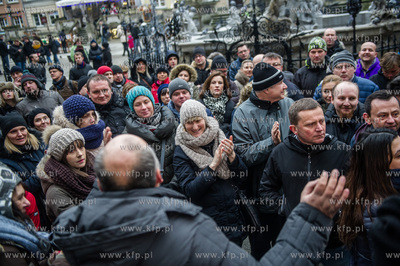 Gdansk. Dlugi Targ. Protest mieszkancow Gdanska, ktorzy...