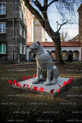 Gdansk. Walentynkowe dekoracje Palacu Mlodziezy, przygotowane...
