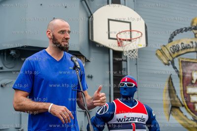 Koszykarz Marcin Gortat odwiedza Port Wojenny w Gdyni...