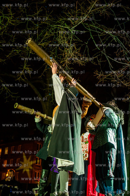 Gdansk. Zieleniec przy pomniku Jana Heweliusza. Widowisko...