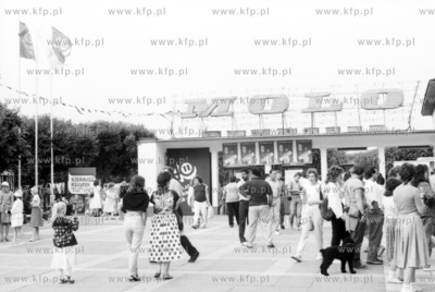 Wejscie na teren mola w Sopocie. 3.07.1988 1lipiec88_z.kosycarz_p4...