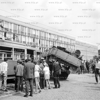 Zderzenie samochodu ciezarowego PKS z tramwajem linii...