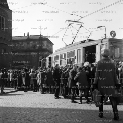 Przystanek tramwajowy na Targu Weglowym w Gdańsku.
03.1969
0002011z_marzec1969
Fot....