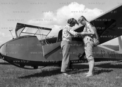 Przygotowania do lotów szybowcem.
1959
0008549z
Fot....