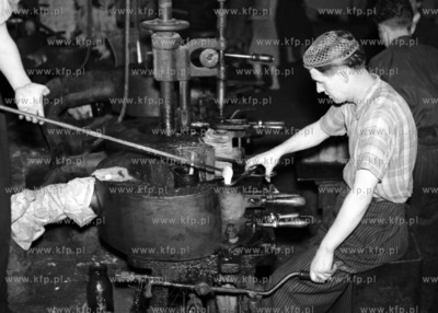 Huta szkła. (lata50). 1959 0007962z Fot. Zbigniew...