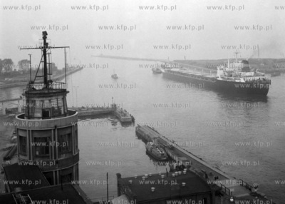 Statek Ziemia Szczecińska wpływa do portu gdańskiego....