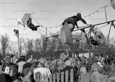 Karuzela w wesołym miasteczku. (lata50)
1958
0005492z
Fot....
