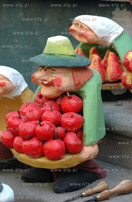 Jarmark Dominkanski w Gdansku. Rzezby na stoisku przy...