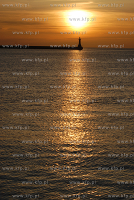 Port w Gdyni. Wschod slonca 15.04.2007 fot. Wojciech...