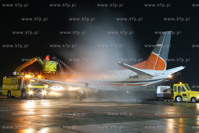 Gdansk , Rebiechowo Nz. Odladzanie samolotu Saab 340...