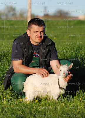 Nieznani sprawcy probowali utopic malego koziolka,...