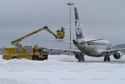 Zima na lotnisku Gdansk Rebiechowo. Nz. Odladzacz statkow...