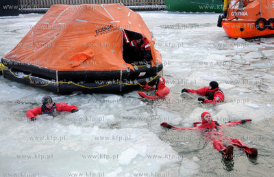 Gdynia, port jachtowy. Jak przetrwac na zamarznietym...