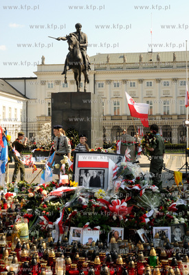 Warszawa. Palac Prezydencki. Polacy zegnaj zmarlego...