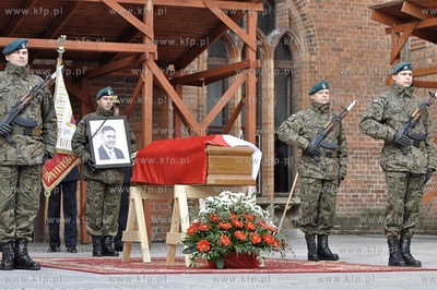 Cialo tragicznie zmarlego, w katastrofie lotniczej...