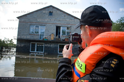 Juliszew NZ Strazacy pomagaja powodzianom, do zalanych...