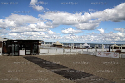 Sopot po sezonie letnim. Nz. plaza  przed hotelem Sheraton....