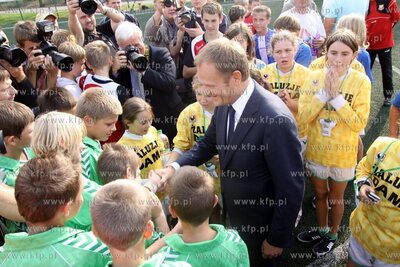 Premier Donald Tusk kibicowal mlodym pilkarzom podczas...