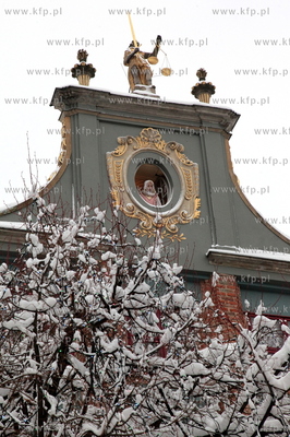 Gdansk. Dlugi Targ. Panienka z okienka w zimowej aurze....