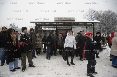 Obfite opady sniegu sparalizowaly Gdansk. Tlum ludzi...