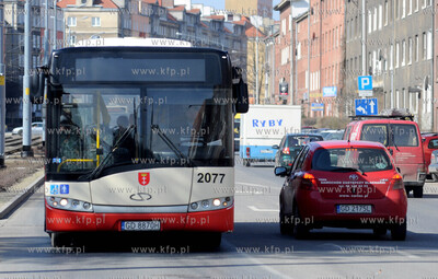 Autobus na ul. Kartuskiej w Gdansku. 07.04.2011 fot....