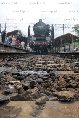 Pociag "Heweliusz", prowadzony przez parowoz z wolsztynskiej...