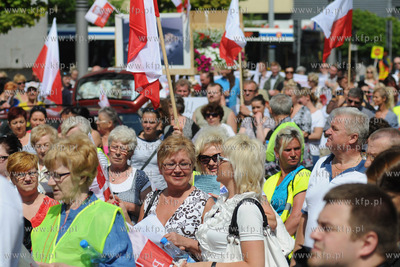 Kupcy z gdyńskiej hali targowej przeszli ulicami Gdyni...