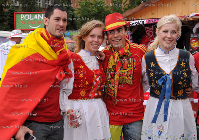 Gdansk. Targ Weglowy. Kibice z Hiszpanii i Irlandii...