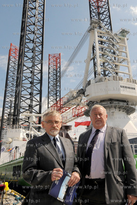 Gdansk. Nabrzeze Obroncow Westerplatte. Podniesienie...