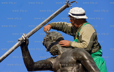 Gdansk, Dlugi Targ. Neptun odzyskal lewa reke, ktora...