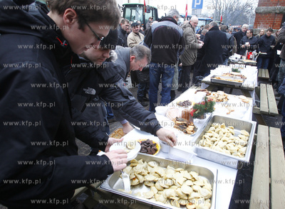 Szczecin. Wigilia rolnikow protestujacch przed siedziba...