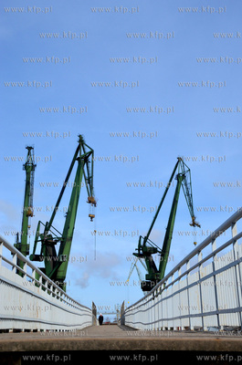 Gdansk. Dzwigi Stoczn Gdanskiej i kladka dla pieszych...