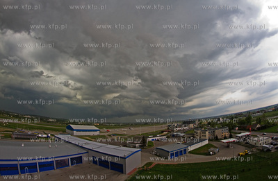 Nad lotniskiem im. Lecha Walesy przeszla gwaltowna...