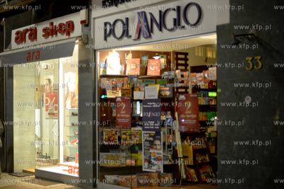 Gdynia. Centrum miasta wieczorowa pora. Witryny sklepow,...