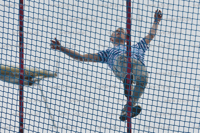 25 metrow nad pokladem Daru Mlodziezy zacumowanym przy...