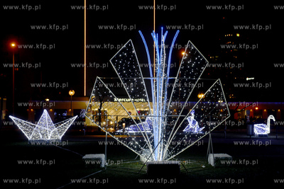 Gdynia. Swiateczne iluminacje przed Gdynskim Centrum...