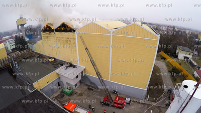 Pozar jeden z hal produkcyjnych, gdzie przechowywane...