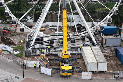 Demontaż koła widokowego Amber Sky na wyspie Ołowianka...