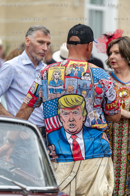 Sopot. Parada ulicą Bohaterów Monte Cassino do muszli...